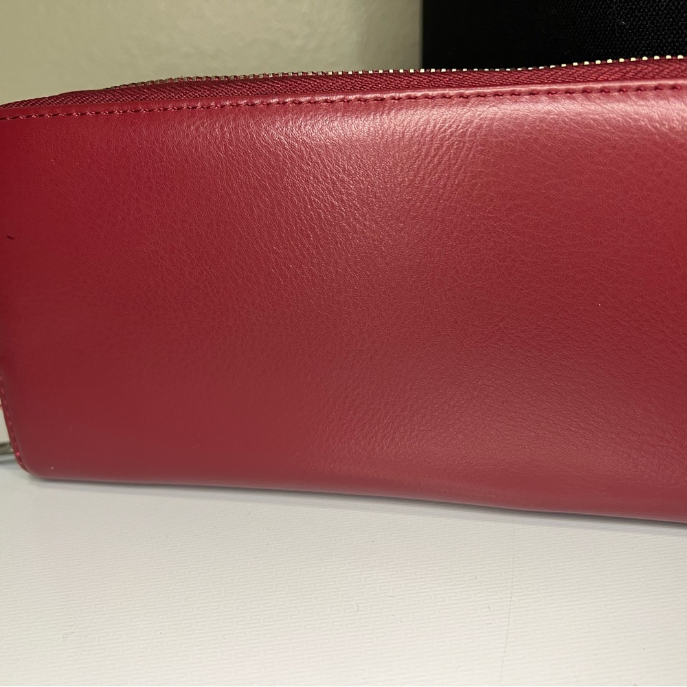 Women’s zippered wallet with silver trim. Cowskin leather. Like new